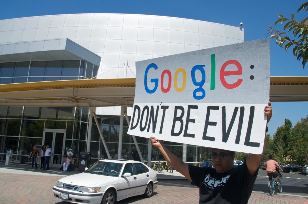 Breitbart опубликовал видео где руководство Гугла даёт указания влиять на политику в США