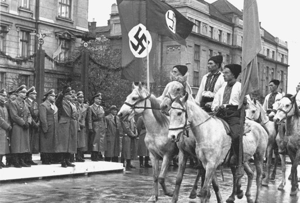 Парад украинских националистов в Станиславе (ныне Ивано-Франковск), октябрь 1941 года