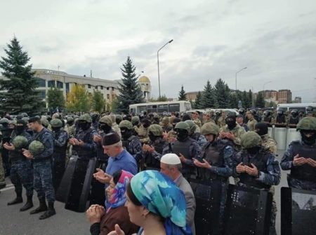 Намаз полицейских и протестующих в Ингушетии