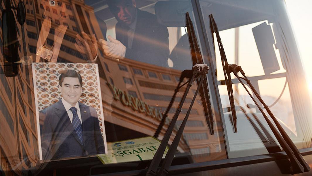 Портрет президента Туркменистана Гурбангулы Бердымухаммедова под стеклом городского автобуса