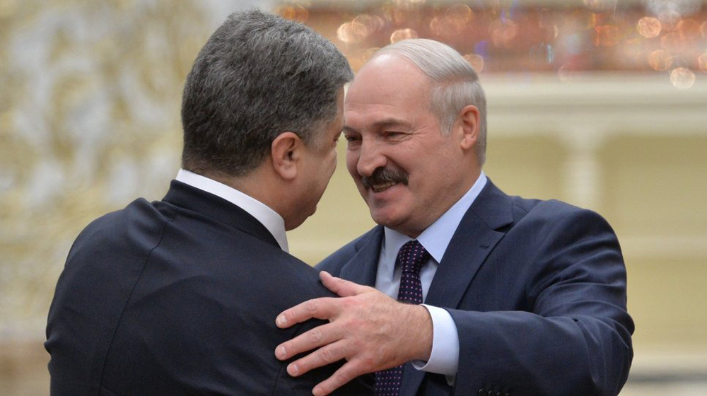 Лукашенко обнимается с Порошенко
