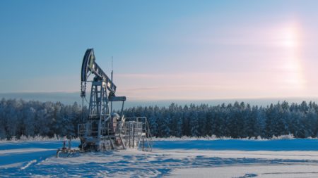 Нефтяная вышка зима Россия