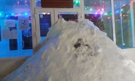 Снег перед входом в администрацию Новосемейкино