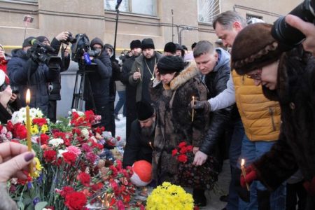 В Магнитогорске проходят церемонии прощания. Люди несут цветы, свечи и игрушки к зданию, в котором произошёл взрыв.