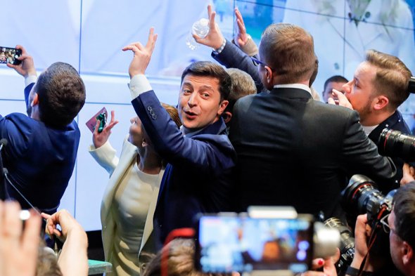 Владимир Зеленский празднует победу в избирательном штабе