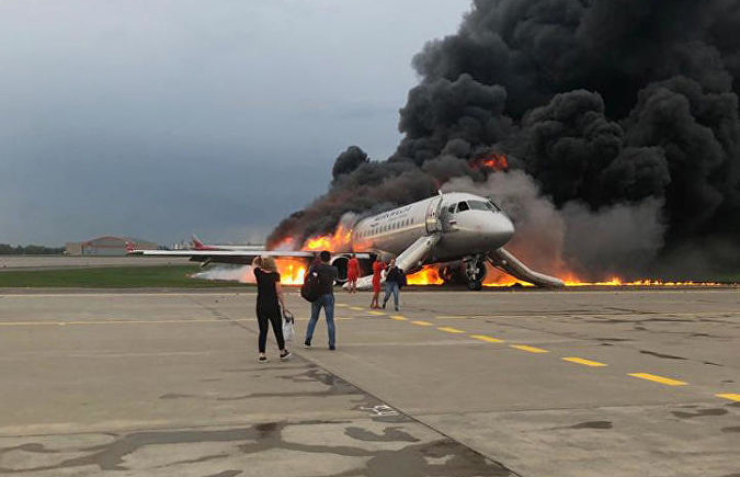 В Москве совершил аварийную посадку горящий Sukhoi Superjet 100