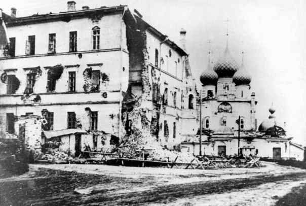 Центр города после того как пришли большевики